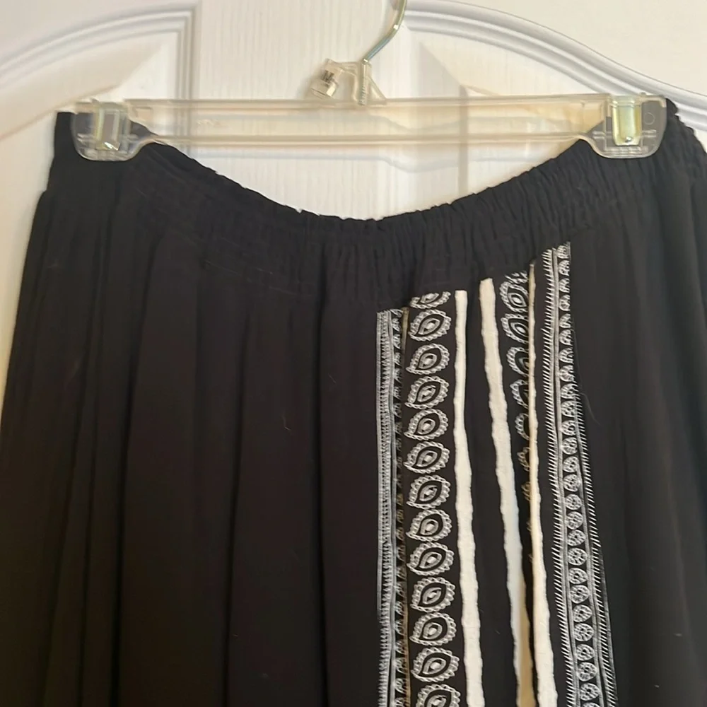 Cato asymetrical black/white skirt . Sheer overlay from knee sz M